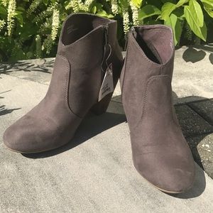 NWT Report taupe ankle 3" cowboy boots size 8.5